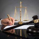 Adwokat to radca, jakiego zadaniem jest konsulting wskazówek z przepisów prawnych.